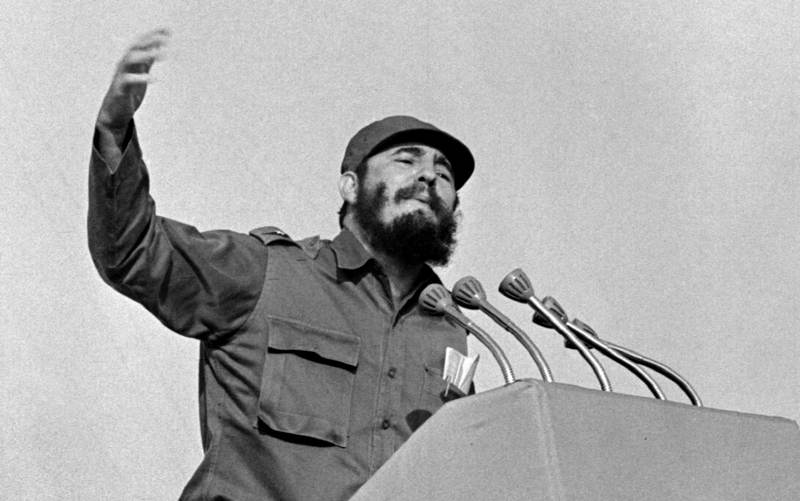 Fidel Castro beszél a Philips cég EL6031P mikrofonjaiba 1960-ban